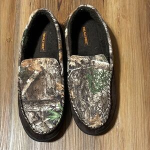 Realtree Camo Men's Slip-On loafers in Brown and Green camo